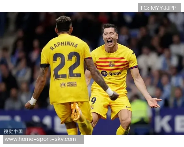 西甲联赛精彩对决莱万双响托雷斯破门助巴萨大胜四球